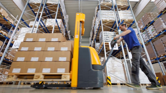 Hochregale und Stapler prägen das Bild im Distributionszentrum.