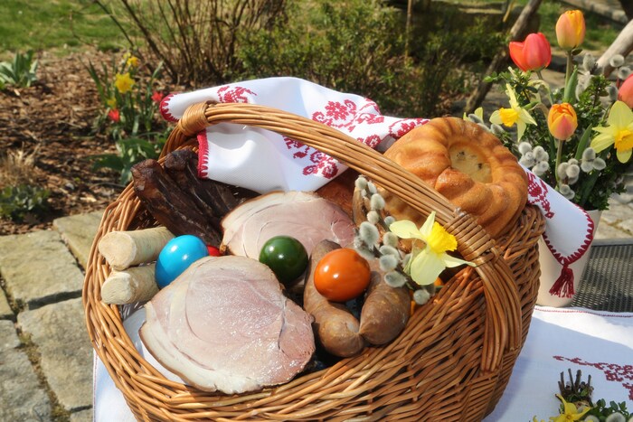 Fleisch, Kren, Eiern, Reindling im „Weih- korb“ werden Bedeutungen nachgesagt.