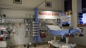 In der internistischen Notaufnahme prüfen Ärzte und Pfleger Patienten auf lebensbedrohende ...