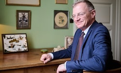 Oberösterreichs Landeshauptmann Thomas Stelzer (ÖVP) kommt pro Jahr auf 288.722 € Brutto-Gehalt. ...