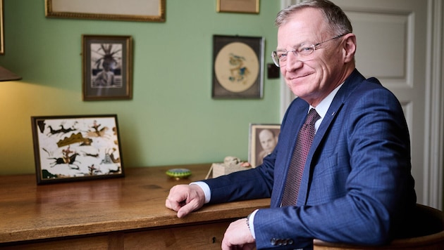 Oberösterreichs Landeshauptmann Thomas Stelzer (ÖVP) kommt pro Jahr auf 288.722 € Brutto-Gehalt. ...