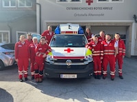 Notärzte, Sanitäter, eine Apothekerin u. v. m. stellen sich in den Dienst der guten Sache und ...