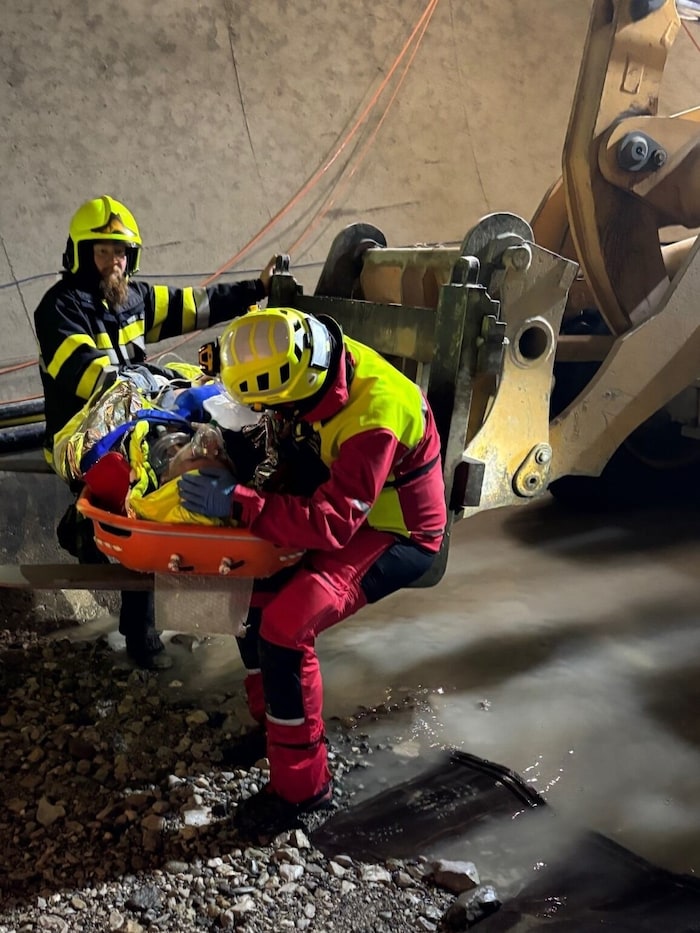 Dramatischer Rettungseinsatz Sonntagfrüh im Wasserkraftwerk Hieflau. Zwei Arbeiter hatten sich ...