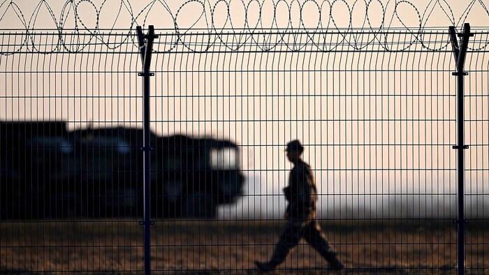 Ein Soldat auf dem Militärflughafen Rzeszow, im Hintergrund eine Patriot-Luftabwehreinheit