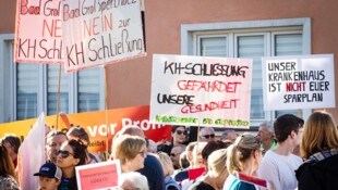 Friedlich, aber fordernd und bestimmt war die Protestkundgebung für den Standorterhalt der Klinik Gmünd. (Bild: Schindler Klaus)