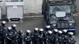 Während die serbische Regierung bestreitet, eine Schallwaffe gegen Demonstranten eingesetzt zu ...