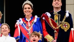 Prinzessin Catherine, Prinz William und ihre Kinder Charlotte und Louis bei der Krönung von Charles.  (Bild: Leon Neal / PA / picturedesk.com)