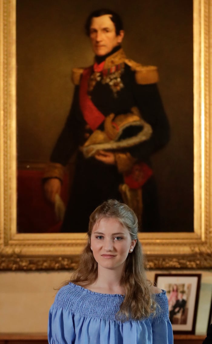 Die belgische Kronprinzessin Elisabeth vor einem Gemälde ihres Vorfahren. Er war der erste König ...
