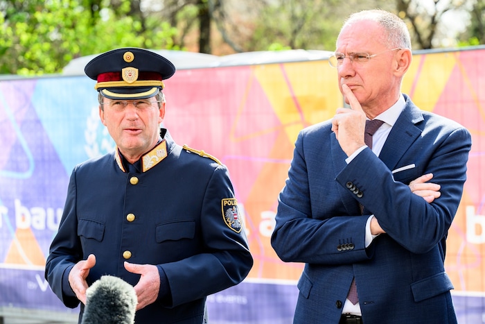 Will sich schützend vor die Polizei stellen: Gerhard Karner (ÖVP, hier mit ...