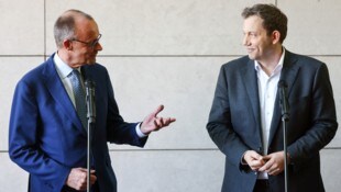 CDU-Chef Friedrich Merz und SPD-Chef Lars Klingbeil (Bild: EPA/HANNIBAL HANSCHKE)