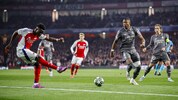 Gegen Arsenal spielt David Alaba (2. von re.) bereits mit einem bandagierten Oberschenkel. 
