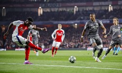 Bukayo Saka (li.) machte David Alaba das Leben schwer. 