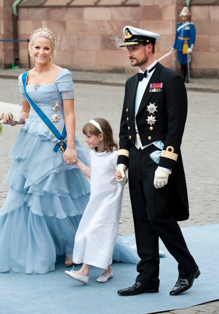 Mette-Marit im himmelblauen Kleid mit Töchterchen Ingrid Alexandra, die damals Brautjungfer von ...