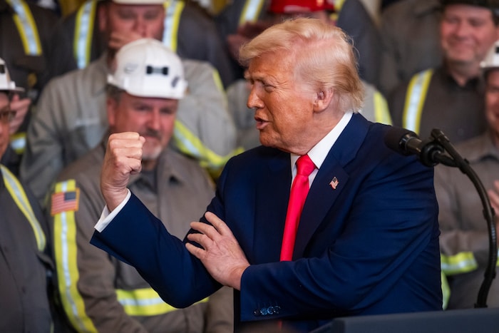 Trump posierte vor Bergleuten, als er die Maßnahmen ankündigte.