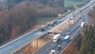 Der Asphalt wurde aufgebracht, jetzt wird die neue Fahrbahn (Richtung Wien) mit ...