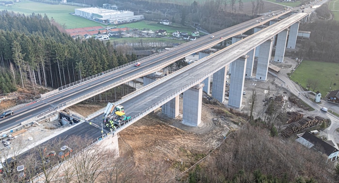 Das Mega-Bauwerk in seiner gesamten Pracht. Die Fahrspur am oberen Rand des Bildes wird in die ...