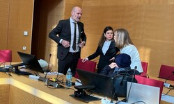 Der Angeklagte (61) mit seinem Verteidiger-Team am vierten und letzten Prozesstag am ...