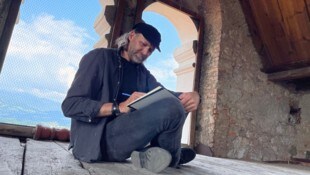 Die Markuskirche war Seelenpfad des Künstlers Heimo Luxbacher, der am 1. April 2025 gestorben ist. Unter den Wolken, in der ehemaligen Türmerwohnung, hat er gemalt, Ideen ersonnen, Ausstellungen gezeigt, zum „Turmgeflüster“ geladen. (Bild: Evelyn Hronek)