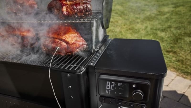 Mit einem breiten Temperaturbereich von 82 °C bis 315 °C gelingen sowohl langsam geräucherte Briskets, als auch scharf angegrillte Steaks auf dem neuen Weber SEARWOOD®-Pelletgrill. (Bild: weber.com)