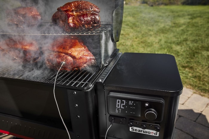 Mit einem breiten Temperaturbereich von 82 °C bis 315 °C gelingen sowohl langsam geräucherte Briskets, als auch scharf angegrillte Steaks auf dem neuen Weber SEARWOOD®-Pelletgrill.