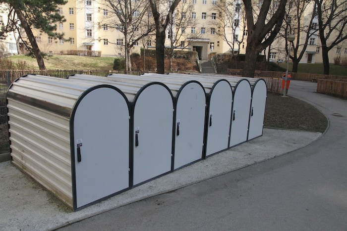 Fahrradboxen wie diese sieht man dann und wann in Innenhöfen oder bei Bürogebäuden: In den ...