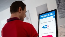 Österreichs Arbeitslosigkeit liegt weiterhin deutlich über dem Vorjahresniveau (Symbolbild). (Bild: APA/GEORG HOCHMUTH)