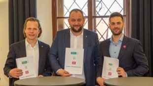 Bürgermeister Christoph Grassmugg (Mitte) mit Vizebürgermeister Wolfgang Draxler (links) und Andreas Friessnegg-Fahrngruber von den Neos (Werner Kammel von den Grünen war am Mittwoch verhindert).  (Bild: Marktgemeinde Wildon)