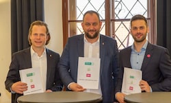 Bürgermeister Christoph Grassmugg (Mitte) mit Vizebürgermeister Wolfgang Draxler (links) und ...