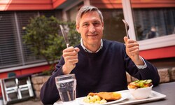 „Krone“-Redakteur Vergil Siegl hat den Selbstversuch gemacht und eine Woche lang nur einmal am ...