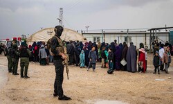 Acht Jahre verbrachte Evelyn T. mit ihrem kleinen Sohn als Gefangene im Camp Roj in Syrien.