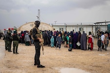 Acht Jahre verbrachte Evelyn T. mit ihrem kleinen Sohn als Gefangene im Camp Roj in Syrien.