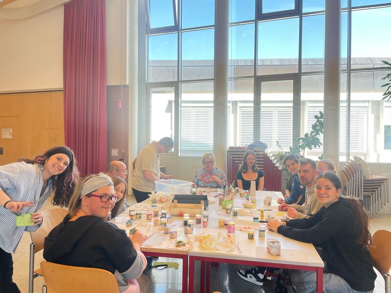 Beim gemeinsamen Basteln und Spielen wurde gelacht und Erlebnisse ausgetauscht (Bild: Elena Überbacher)