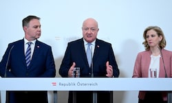 Vizekanzler Andreas Babler (SPÖ), Bundeskanzler Christian Stocker (ÖVP) und Außenministerin ...