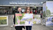 Bezirksvorsteher Marcus Franz und Verkehrsstadträtin Ulli Sima (beide SPÖ) vor dem Haupteingang ...