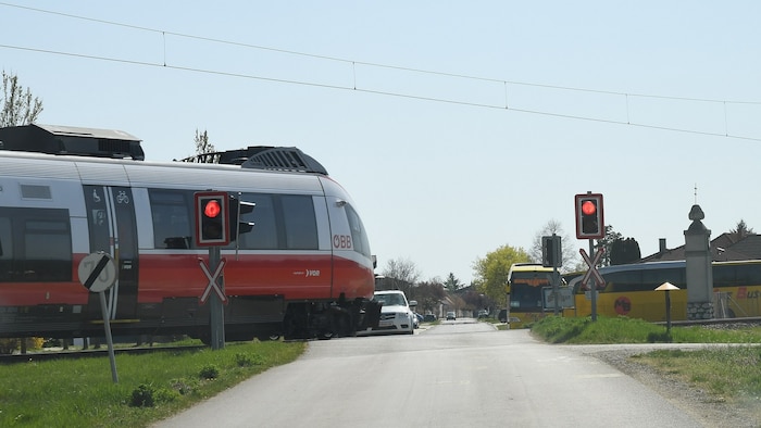 Hunderte Bahnkreuzungen sind nur mit Andreaskreuz oder Blinklicht abgesichert. 