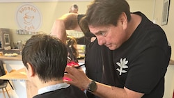 Soziale Ader: Ludwig „Wickerl“ Pimperl schneidet Kunden des Sonnenmarktes Oberwart kostenlos die ...