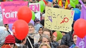 Die Gleichstellung von Frauen und Männern wurde bei einer Demonstration zum 100-jährigen ...