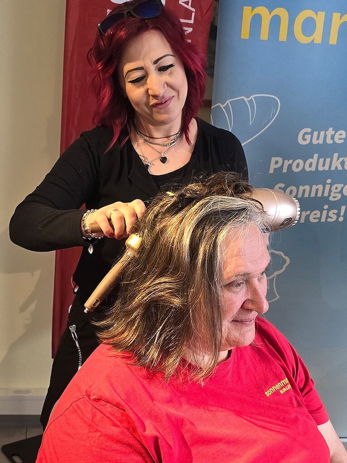 Marktleiterin Sylvia Hajszan ließ sich in einem Probelauf die Haare stylen.