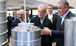 Irans Präsident Masoud Pezeshkian (2.v.r.)