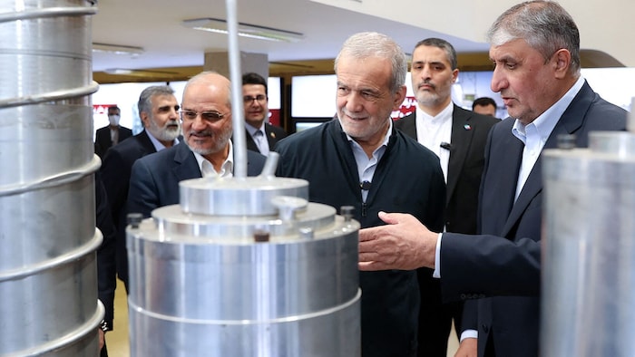 Archivbild aus dem Jahr 2025: Irans Präsident Masoud Pezeshkian (2. v. rechts) bei der ...