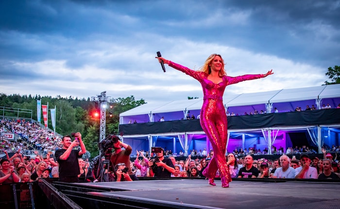 Mit ihrem neuen Album „Alpenbarbie“ begeistert Melissa gerade zigtausende Fans auf ihren ...