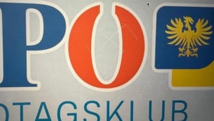 In das Logo vor dem FPÖ-Klub wurde ein Hakenkreuz eingeritzt. (Bild: FPÖ NÖ)