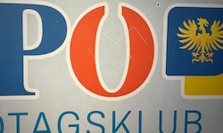In das Logo vor dem FPÖ-Klub wurde ein Hakenkreuz eingeritzt.