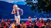Naschenweng mit ihrer rosa Ziehharmonika