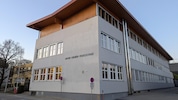 Die Volksschule sollte eigentlich im Sommer saniert werden. Kürzlich wurde aber eine sofortige ...