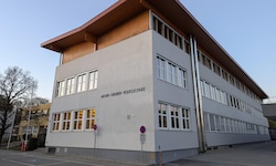 Die Volksschule sollte eigentlich im Sommer saniert werden. Kürzlich wurde aber eine sofortige ...