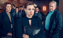 Martina Ebm als Alicia, die Ehefrau des Opfers.