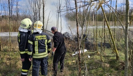 Die Maschine brannte nach dem Absturz völlig aus.  (Bild: FF St. Pölten – St. Georgen)