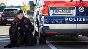 Polizeidiensthundeführerin Julia P. mit Sprengstoffspürhund „Tell vom Saggautal“, der die ...