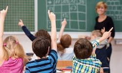 In einer Flachgauer Schule trällerten Kinder einer vierten Klasse im katholischen ...